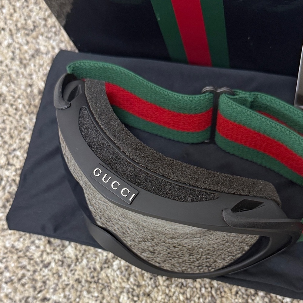 Gucci Ski Snow Goggles with Black Frame and Red-Green Strap - Picture 2 of 3